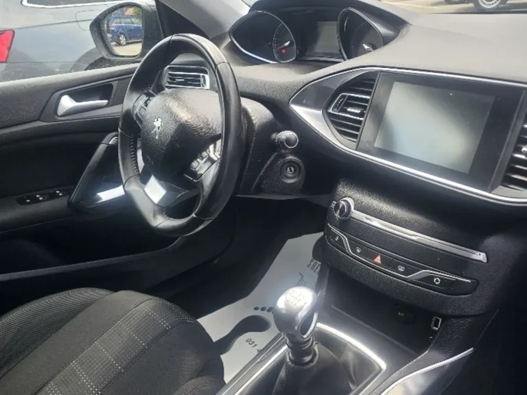 MB 12-EFL osebni, Peugot 308-armaturka+volan